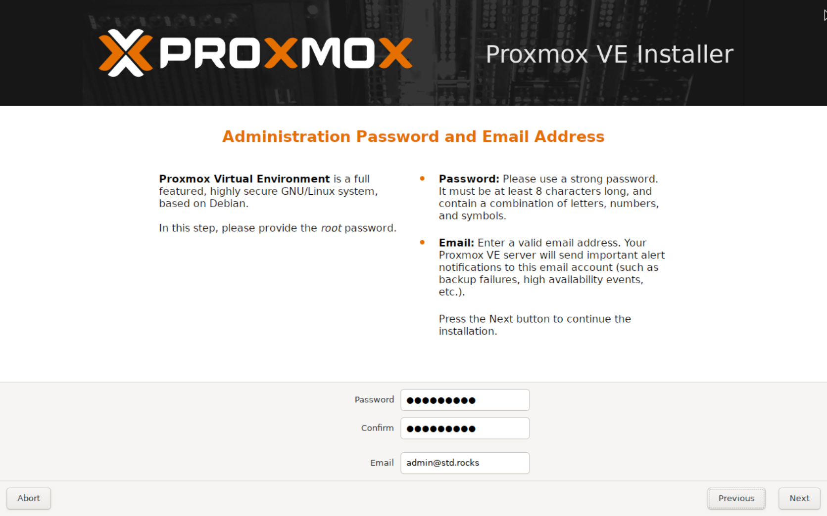 Configuration du mot de passe root et de l’e-mail dans l’installateur Proxmox VE
