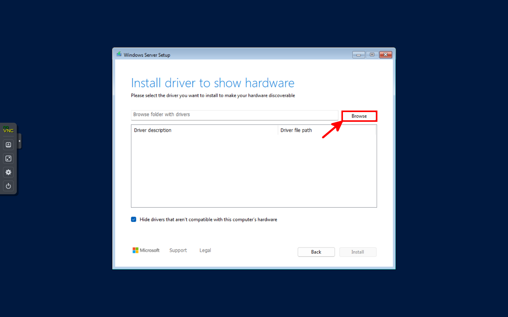 Écran d'installation de Windows Server dans une VM Proxmox demandant à l'utilisateur d'installer un pilote pour la détection du matériel. Le bouton 'Parcourir' est mis en évidence, permettant la sélection du dossier contenant les pilotes VirtIO.