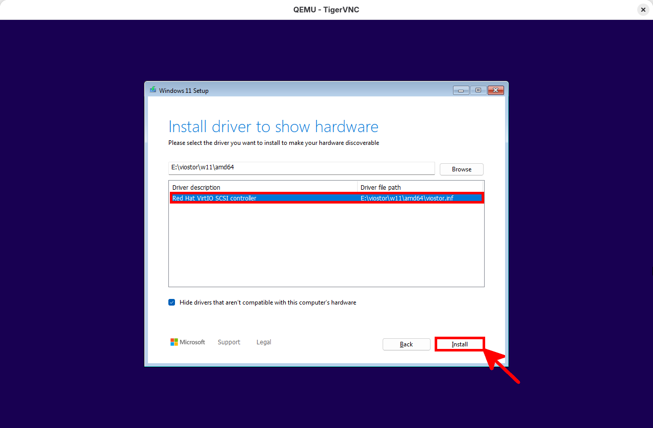 Installation de Windows 11 affichant le pilote Red Hat VirtIO SCSI sélectionné dans une machine virtuelle QEMU